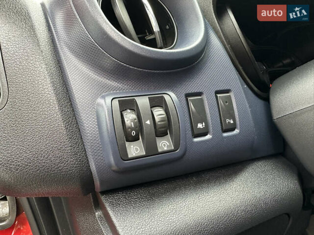 Красный Опель Виваро, объемом двигателя 1.6 л и пробегом 206 тыс. км за 12500 $, фото 55 на Automoto.ua