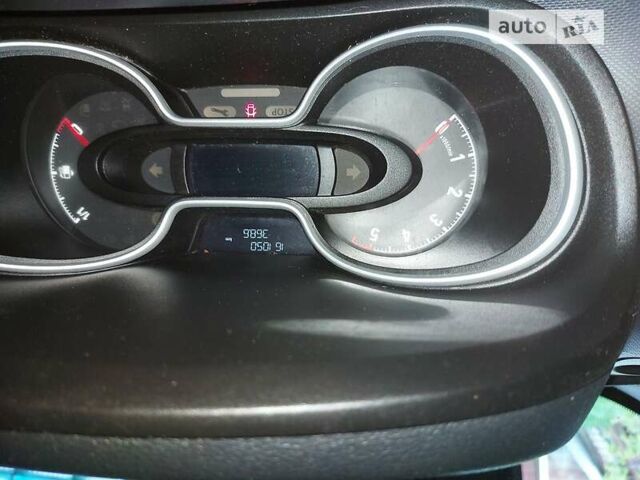 Красный Опель Виваро, объемом двигателя 1.6 л и пробегом 171 тыс. км за 17500 $, фото 1 на Automoto.ua