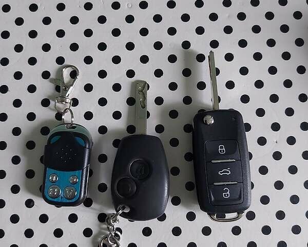 Красный Опель Виваро, объемом двигателя 1.6 л и пробегом 171 тыс. км за 17500 $, фото 9 на Automoto.ua