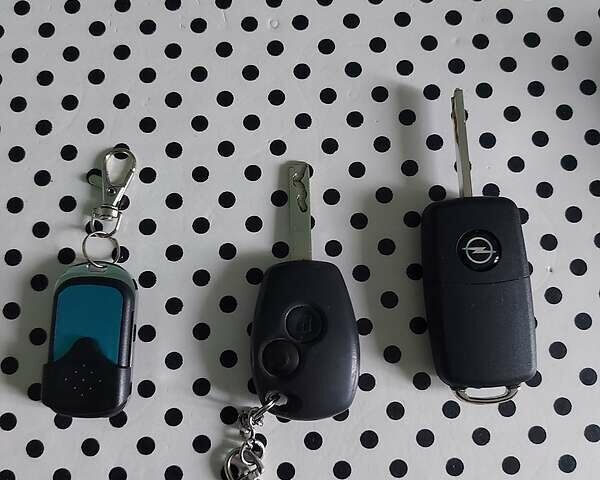 Красный Опель Виваро, объемом двигателя 1.6 л и пробегом 171 тыс. км за 17500 $, фото 8 на Automoto.ua