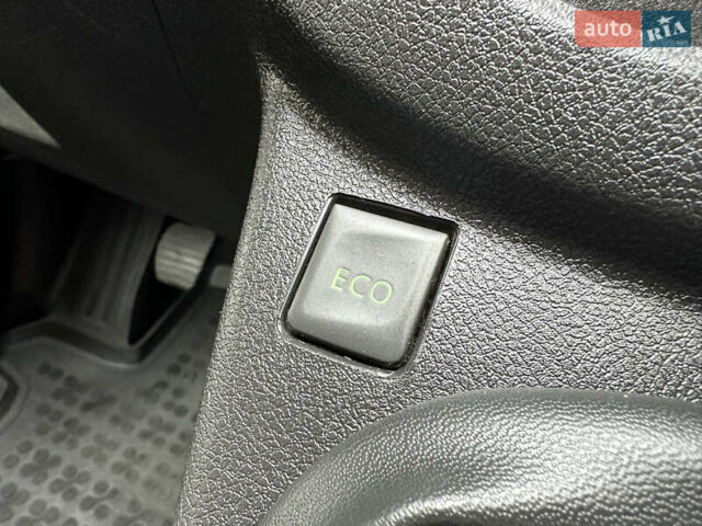 Красный Опель Виваро, объемом двигателя 1.6 л и пробегом 206 тыс. км за 12500 $, фото 50 на Automoto.ua