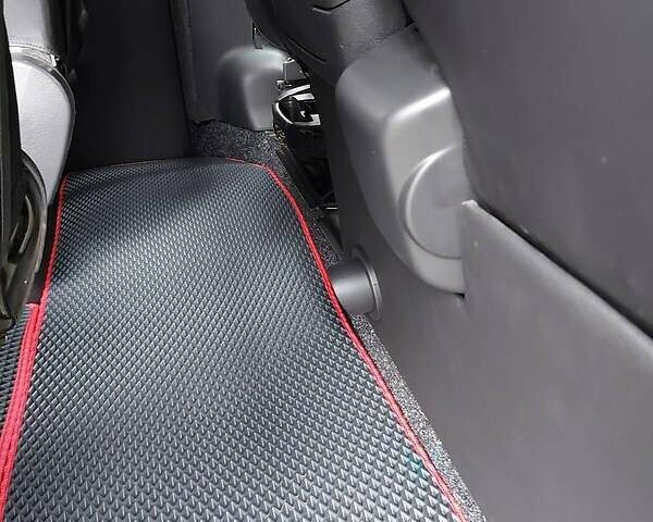 Красный Опель Виваро, объемом двигателя 1.6 л и пробегом 171 тыс. км за 17500 $, фото 6 на Automoto.ua