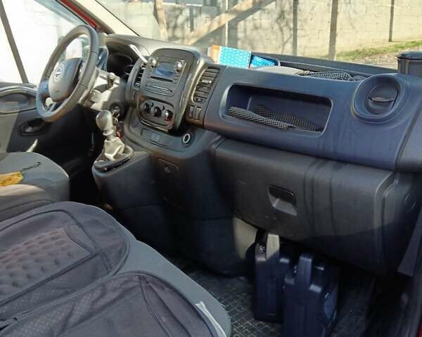 Красный Опель Виваро, объемом двигателя 1.6 л и пробегом 280 тыс. км за 14500 $, фото 4 на Automoto.ua
