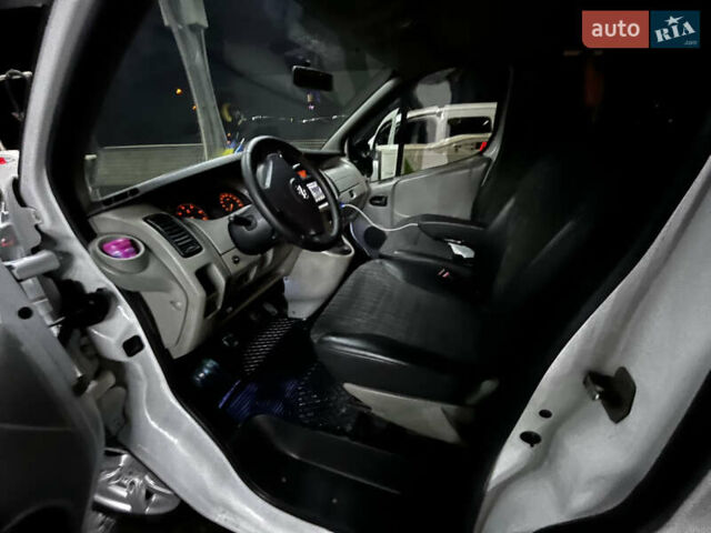 Опель Виваро, объемом двигателя 2.5 л и пробегом 360 тыс. км за 8100 $, фото 9 на Automoto.ua