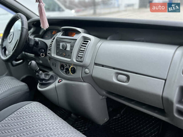 Опель Виваро, объемом двигателя 2.5 л и пробегом 450 тыс. км за 7999 $, фото 11 на Automoto.ua