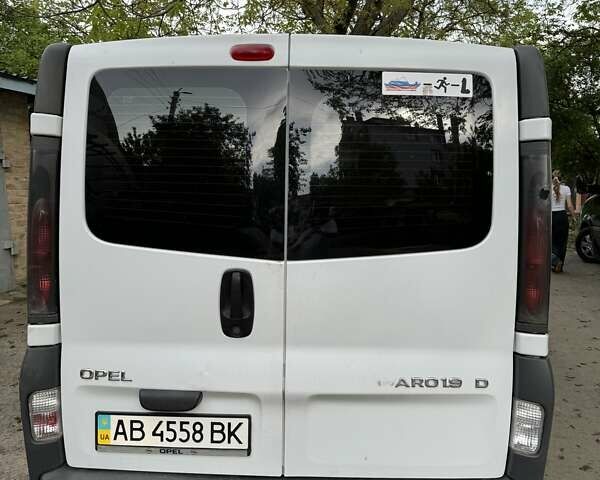 Белый Опель Виваро пасс., объемом двигателя 1.87 л и пробегом 298 тыс. км за 6100 $, фото 7 на Automoto.ua
