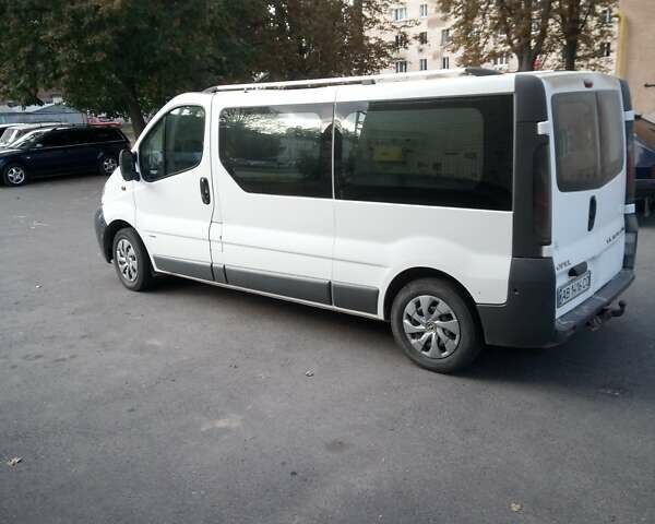 Белый Опель Виваро пасс., объемом двигателя 1.87 л и пробегом 385 тыс. км за 7500 $, фото 3 на Automoto.ua