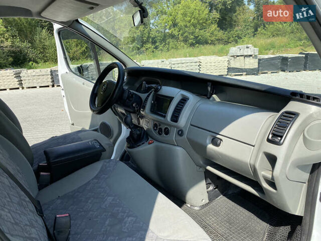 Белый Опель Виваро пасс., объемом двигателя 1.87 л и пробегом 390 тыс. км за 7200 $, фото 17 на Automoto.ua