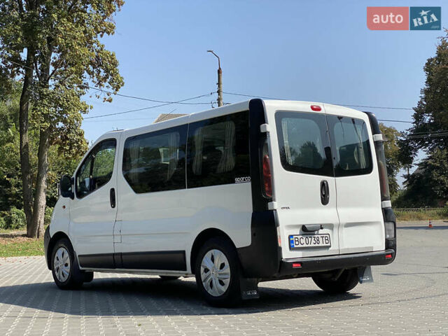 Белый Опель Виваро пасс., объемом двигателя 1.87 л и пробегом 390 тыс. км за 7200 $, фото 3 на Automoto.ua
