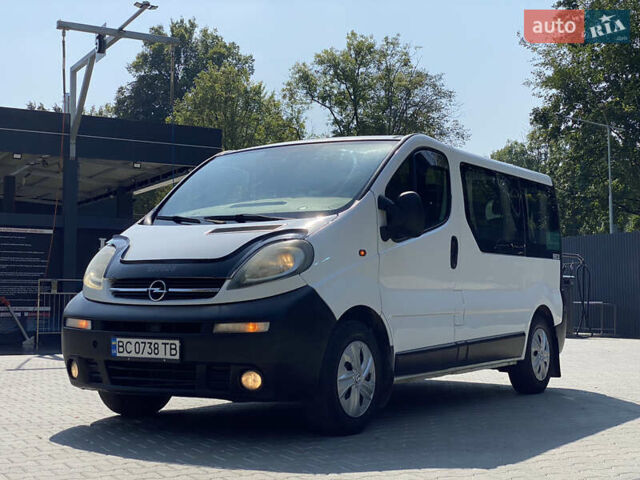 Белый Опель Виваро пасс., объемом двигателя 1.87 л и пробегом 390 тыс. км за 7200 $, фото 1 на Automoto.ua