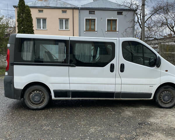Белый Опель Виваро пасс., объемом двигателя 2 л и пробегом 272 тыс. км за 9000 $, фото 1 на Automoto.ua