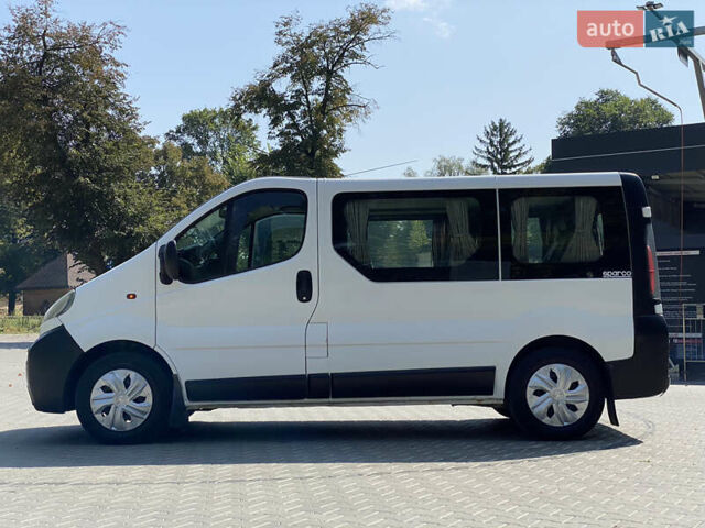 Белый Опель Виваро пасс., объемом двигателя 1.87 л и пробегом 390 тыс. км за 7200 $, фото 2 на Automoto.ua