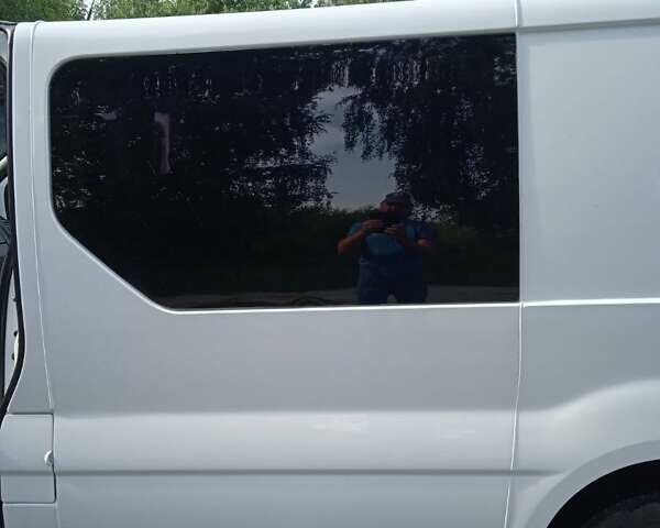 Белый Опель Виваро пасс., объемом двигателя 2 л и пробегом 280 тыс. км за 9250 $, фото 9 на Automoto.ua