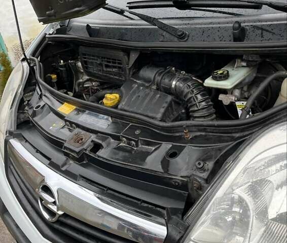 Белый Опель Виваро пасс., объемом двигателя 2 л и пробегом 310 тыс. км за 9900 $, фото 2 на Automoto.ua