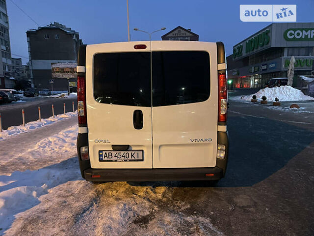 Белый Опель Виваро пасс., объемом двигателя 2 л и пробегом 330 тыс. км за 13400 $, фото 3 на Automoto.ua