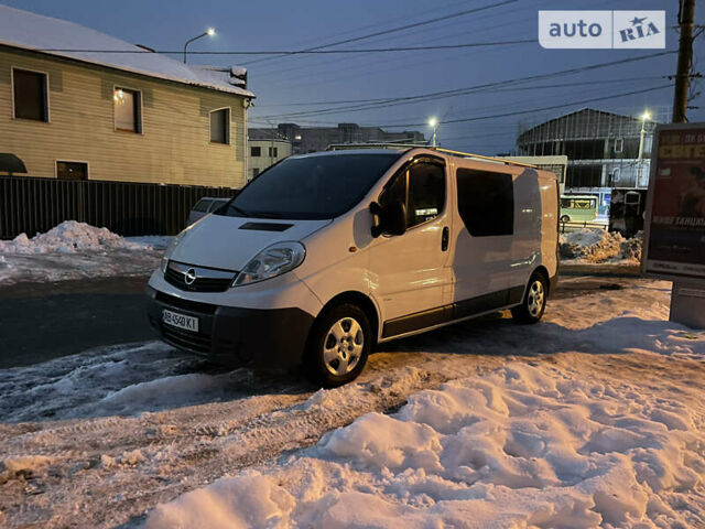 Белый Опель Виваро пасс., объемом двигателя 2 л и пробегом 330 тыс. км за 13400 $, фото 4 на Automoto.ua