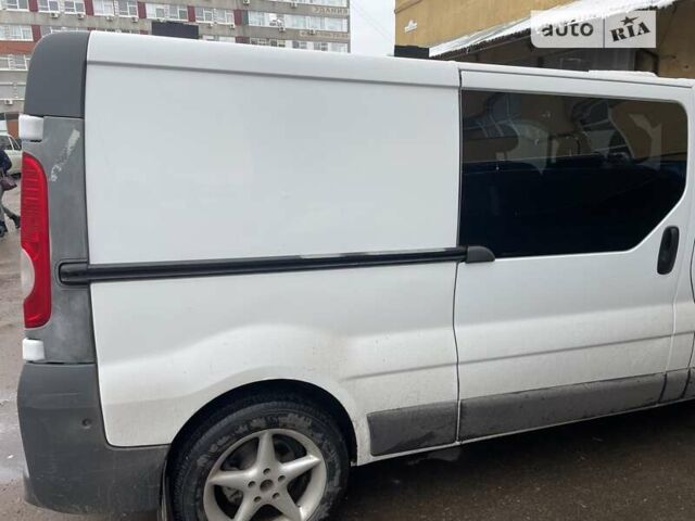Белый Опель Виваро пасс., объемом двигателя 0 л и пробегом 320 тыс. км за 9000 $, фото 5 на Automoto.ua