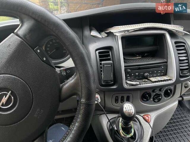 Чорний Опель Віваро пас., об'ємом двигуна 2.2 л та пробігом 396 тис. км за 15500 $, фото 10 на Automoto.ua