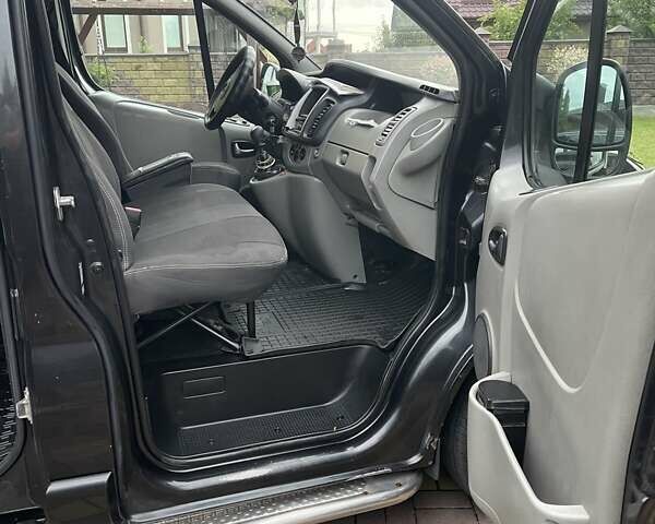 Чорний Опель Віваро пас., об'ємом двигуна 2.2 л та пробігом 396 тис. км за 15500 $, фото 6 на Automoto.ua