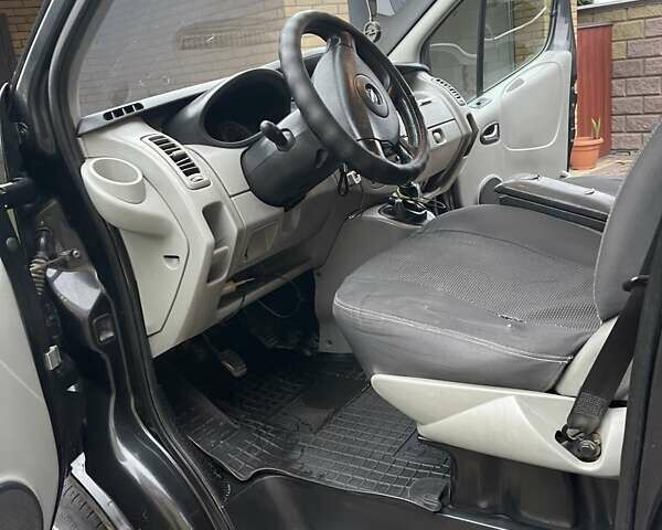 Чорний Опель Віваро пас., об'ємом двигуна 2.2 л та пробігом 396 тис. км за 15500 $, фото 9 на Automoto.ua