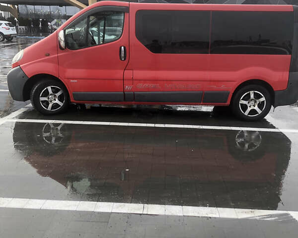 Красный Опель Виваро пасс., объемом двигателя 2 л и пробегом 485 тыс. км за 7700 $, фото 5 на Automoto.ua