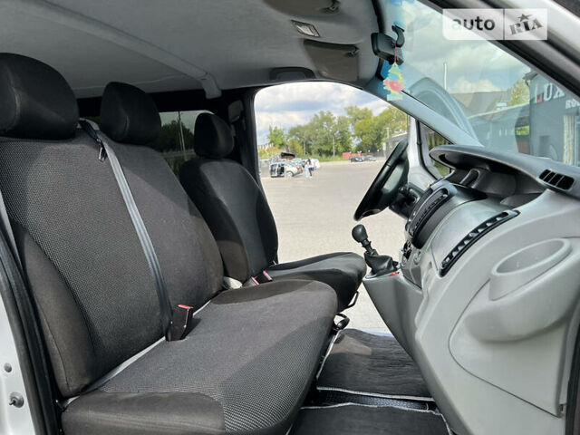 Серый Опель Виваро пасс., объемом двигателя 2 л и пробегом 289 тыс. км за 9000 $, фото 37 на Automoto.ua