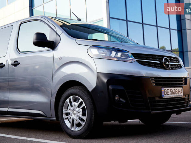 Серый Опель Виваро пасс., объемом двигателя 2 л и пробегом 110 тыс. км за 27000 $, фото 1 на Automoto.ua