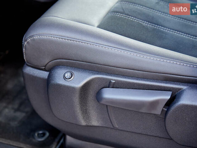 Серый Опель Виваро пасс., объемом двигателя 2 л и пробегом 110 тыс. км за 27000 $, фото 14 на Automoto.ua