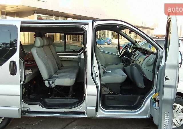 Серый Опель Виваро пасс., объемом двигателя 1.9 л и пробегом 250 тыс. км за 7300 $, фото 2 на Automoto.ua