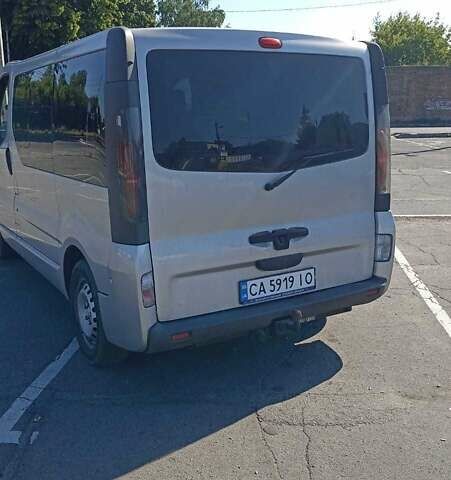 Серый Опель Виваро пасс., объемом двигателя 1.9 л и пробегом 250 тыс. км за 7300 $, фото 1 на Automoto.ua