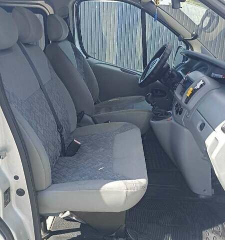 Серый Опель Виваро пасс., объемом двигателя 1.9 л и пробегом 250 тыс. км за 7300 $, фото 13 на Automoto.ua