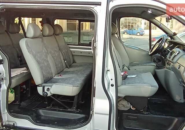 Серый Опель Виваро пасс., объемом двигателя 1.9 л и пробегом 250 тыс. км за 7300 $, фото 5 на Automoto.ua