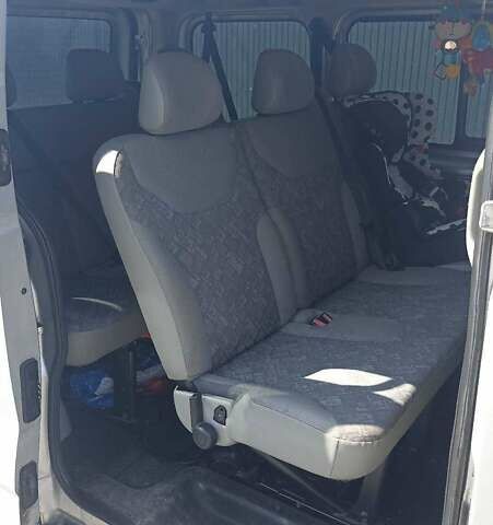 Серый Опель Виваро пасс., объемом двигателя 1.9 л и пробегом 250 тыс. км за 7300 $, фото 10 на Automoto.ua