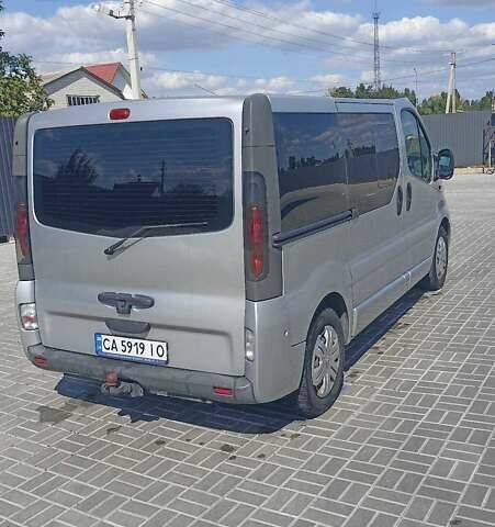 Серый Опель Виваро пасс., объемом двигателя 1.9 л и пробегом 250 тыс. км за 7300 $, фото 6 на Automoto.ua