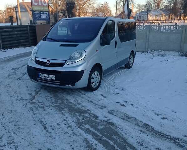 Серый Опель Виваро пасс., объемом двигателя 2.5 л и пробегом 290 тыс. км за 9100 $, фото 3 на Automoto.ua