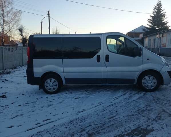 Серый Опель Виваро пасс., объемом двигателя 2.5 л и пробегом 290 тыс. км за 9100 $, фото 7 на Automoto.ua