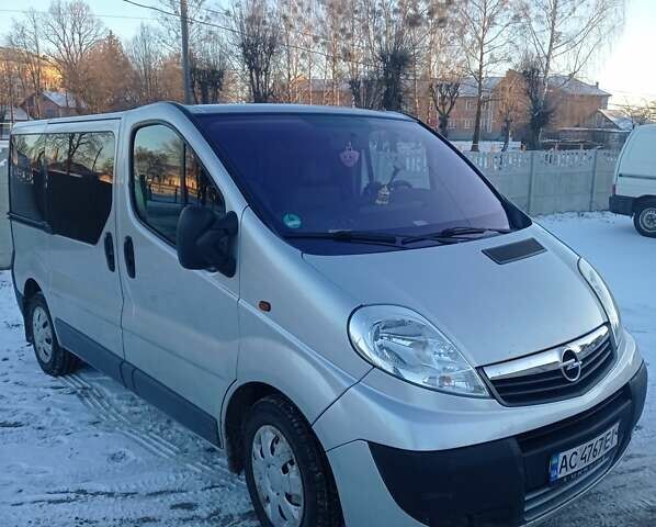 Серый Опель Виваро пасс., объемом двигателя 2.5 л и пробегом 290 тыс. км за 9100 $, фото 2 на Automoto.ua