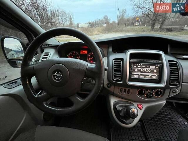 Серый Опель Виваро пасс., объемом двигателя 2 л и пробегом 350 тыс. км за 14500 $, фото 5 на Automoto.ua