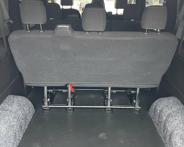 Серый Опель Виваро пасс., объемом двигателя 1.6 л и пробегом 140 тыс. км за 18900 $, фото 3 на Automoto.ua