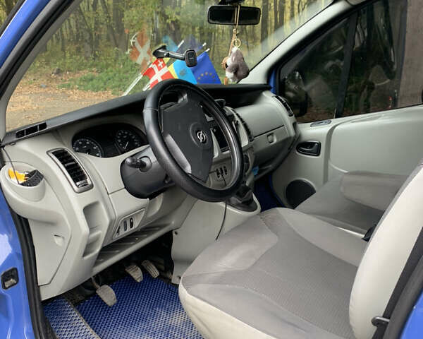 Синий Опель Виваро пасс., объемом двигателя 2.5 л и пробегом 340 тыс. км за 12500 $, фото 6 на Automoto.ua