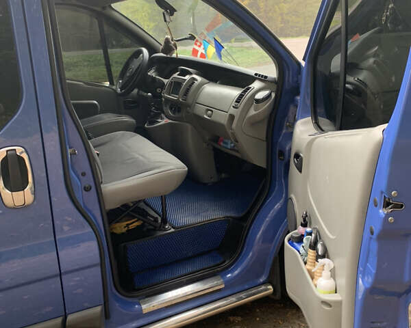 Синий Опель Виваро пасс., объемом двигателя 2.5 л и пробегом 340 тыс. км за 12500 $, фото 7 на Automoto.ua