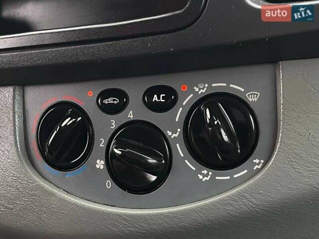 Желтый Опель Виваро, объемом двигателя 2 л и пробегом 272 тыс. км за 10700 $, фото 30 на Automoto.ua