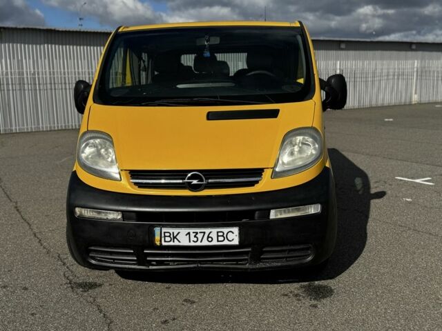 Желтый Опель Виваро, объемом двигателя 1.9 л и пробегом 233 тыс. км за 5100 $, фото 2 на Automoto.ua