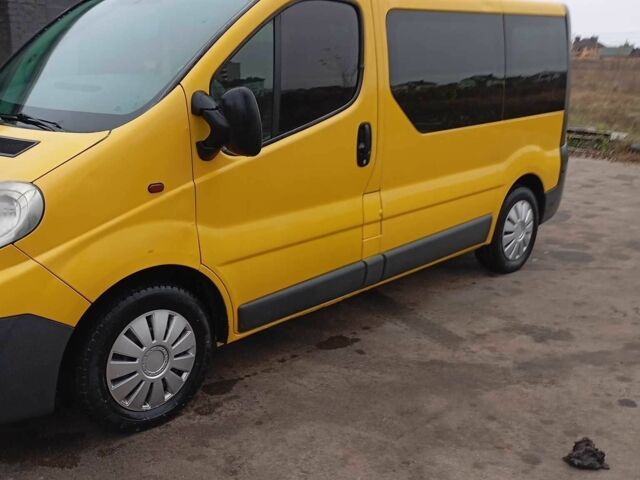 Желтый Опель Виваро, объемом двигателя 2 л и пробегом 228 тыс. км за 6500 $, фото 1 на Automoto.ua