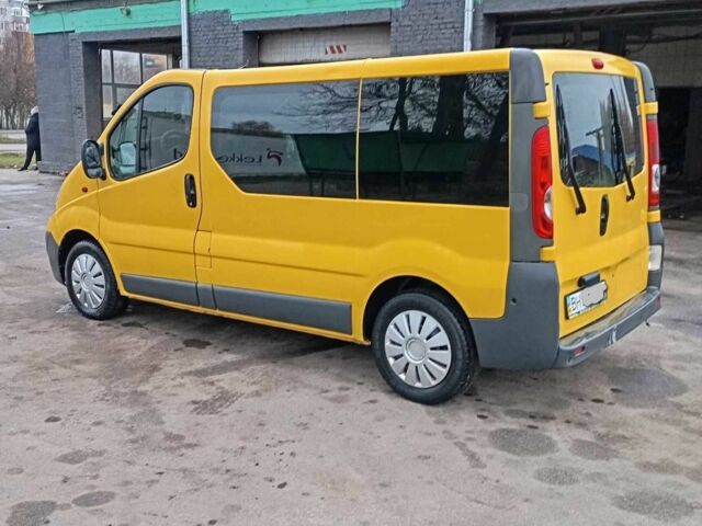 Желтый Опель Виваро, объемом двигателя 2 л и пробегом 228 тыс. км за 6500 $, фото 2 на Automoto.ua