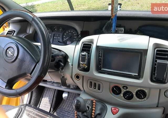 Желтый Опель Виваро, объемом двигателя 1.87 л и пробегом 250 тыс. км за 6500 $, фото 4 на Automoto.ua