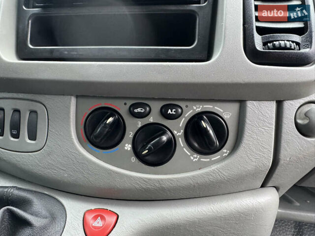 Жовтий Опель Віваро, об'ємом двигуна 2.46 л та пробігом 280 тис. км за 6999 $, фото 22 на Automoto.ua