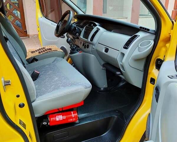 Жовтий Опель Віваро, об'ємом двигуна 2.46 л та пробігом 295 тис. км за 7500 $, фото 5 на Automoto.ua