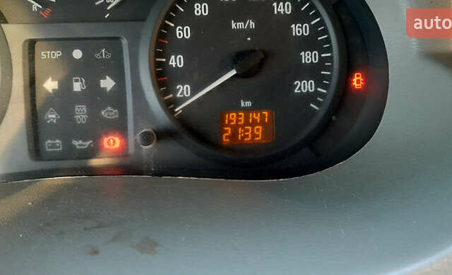 Желтый Опель Виваро, объемом двигателя 1.87 л и пробегом 197 тыс. км за 6200 $, фото 9 на Automoto.ua