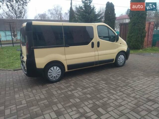 Желтый Опель Виваро, объемом двигателя 1.87 л и пробегом 410 тыс. км за 6500 $, фото 2 на Automoto.ua